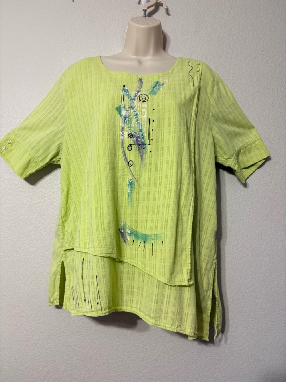 Woman’s  Chartreuse Lightweight Short-Sleeve Layered Tunic w Painted Detail. L